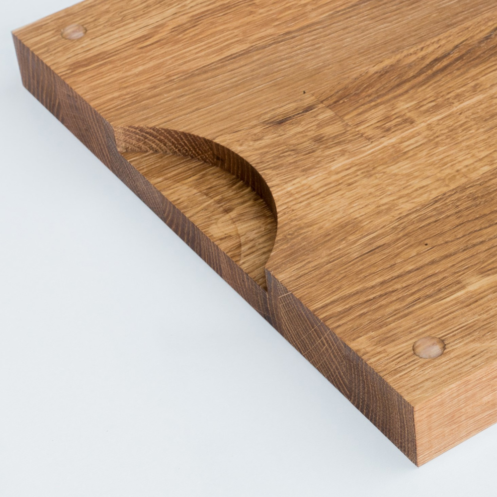 Dikke snijplank met siliconen voetjes en zijgrepen met sapgeul uit eikenhout 450×300×30 mm, hardwax