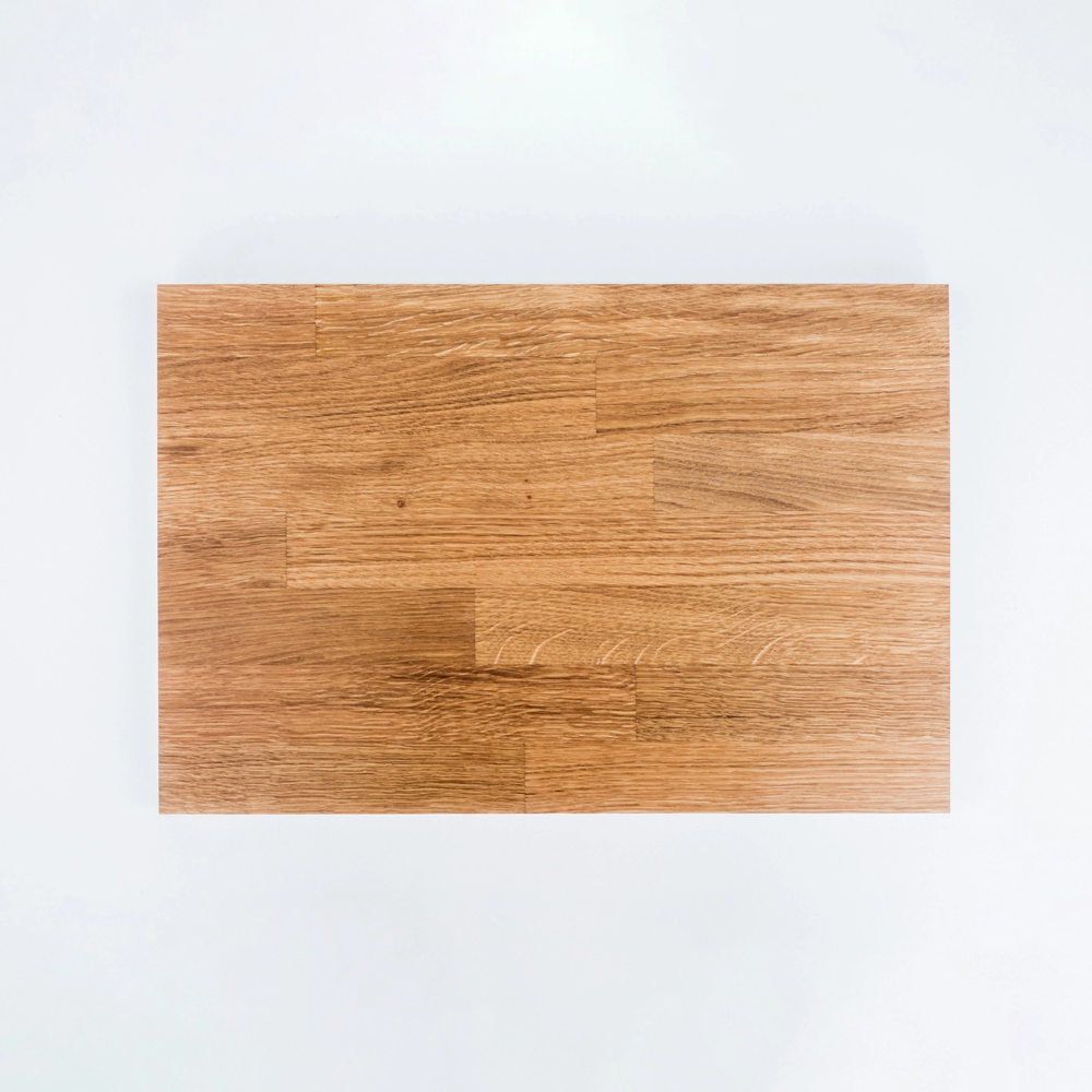 Dikke snijplank met siliconen voetjes en zijgrepen met sapgeul uit eikenhout 450×300×30 mm, hardwax