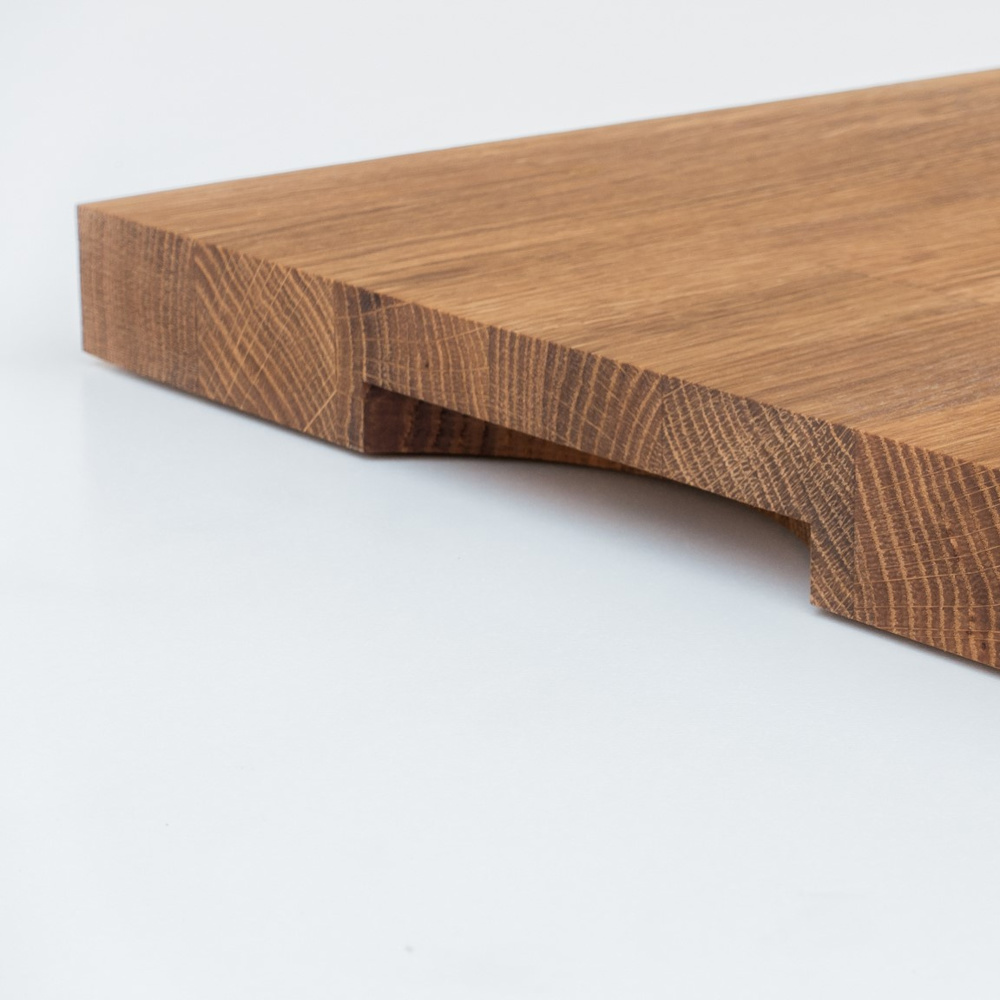 Dikke snijplank met siliconen voetjes en zijgrepen met sapgeul uit eikenhout 450×300×30 mm, hardwax