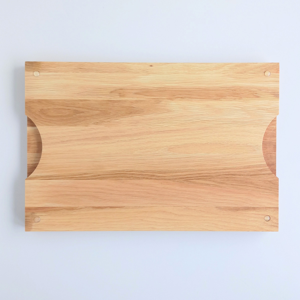 Dikke snijplank met siliconen voetjes en zijgrepen met sapgeul uit eikenhout 450×300×30 mm, hardwax
